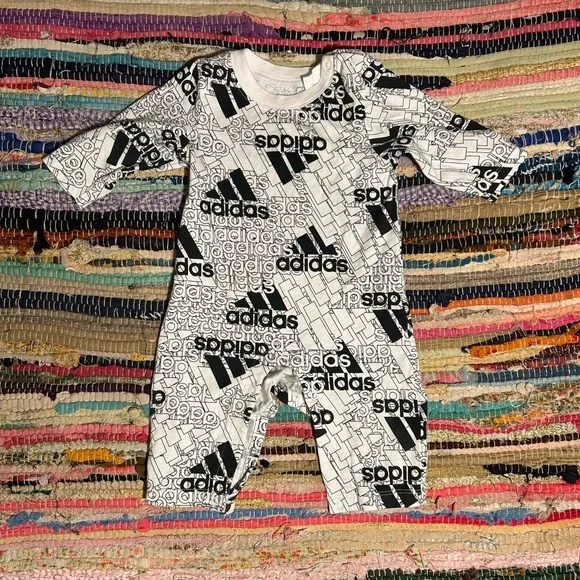 Adidas Black & White Baby Onesie 🖤🩶🤪 Size 6-9 Months