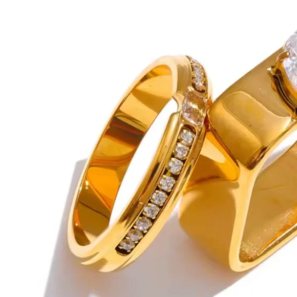 18K Gold Stainless Steel Ring with Crystal Accents SIZE 8
