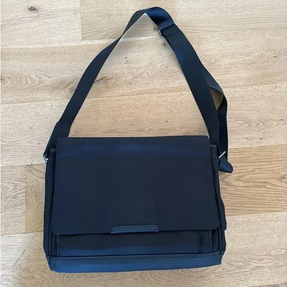 Leonhard Heyden - Laptop Messenger Travel Bag in Black
