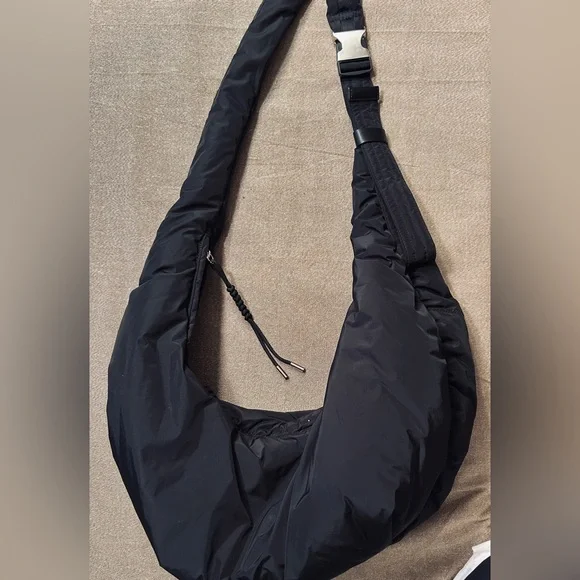 Dolce Vita oversized Black Nylon Messenger Bag. Top zipper with adjustable strap