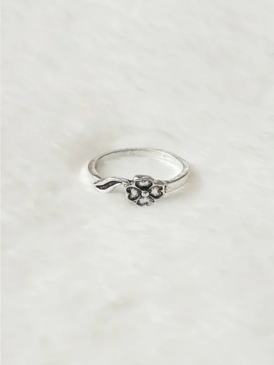 5/$15 🩷 MUST BUNDLE Silver Floral Ring with Leaf Accent
