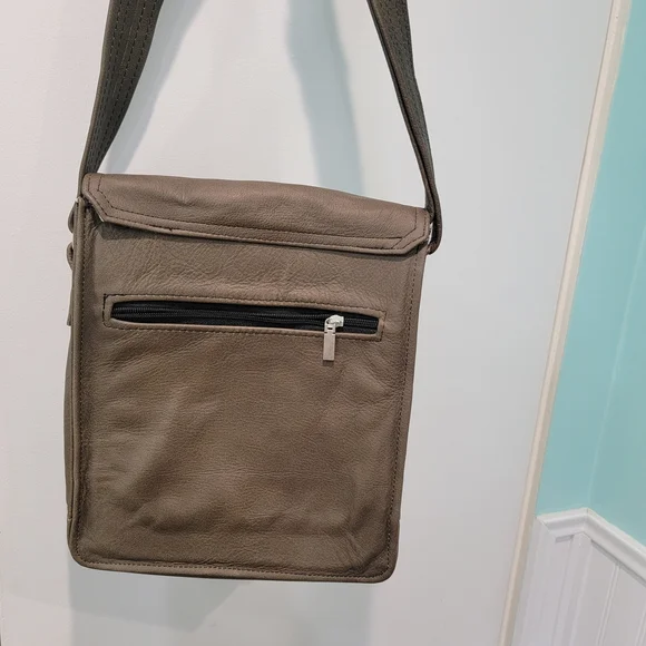 Elegant Tan Leather Men's Messenger Bag