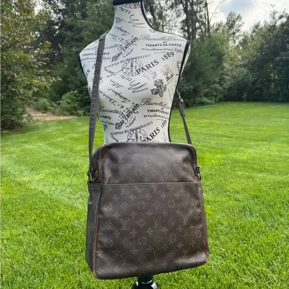 Authentic Louis Vuitton Saumur 36 Monogram Messenger Bag
