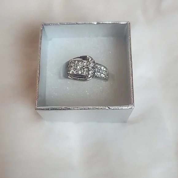 NWOT Fashion Buckle Ring