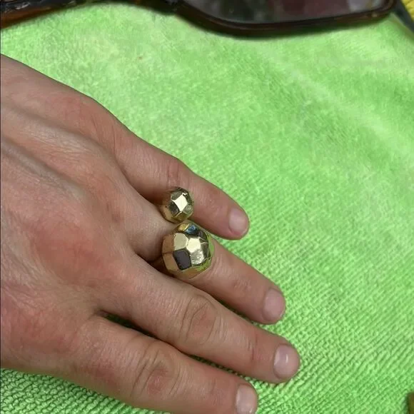 Elegant Gold-Toned Geometric Ring