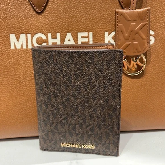 Michael Kors Jet Set Travel Passport Wallet Brown Signature/Golden-Tone Hardware