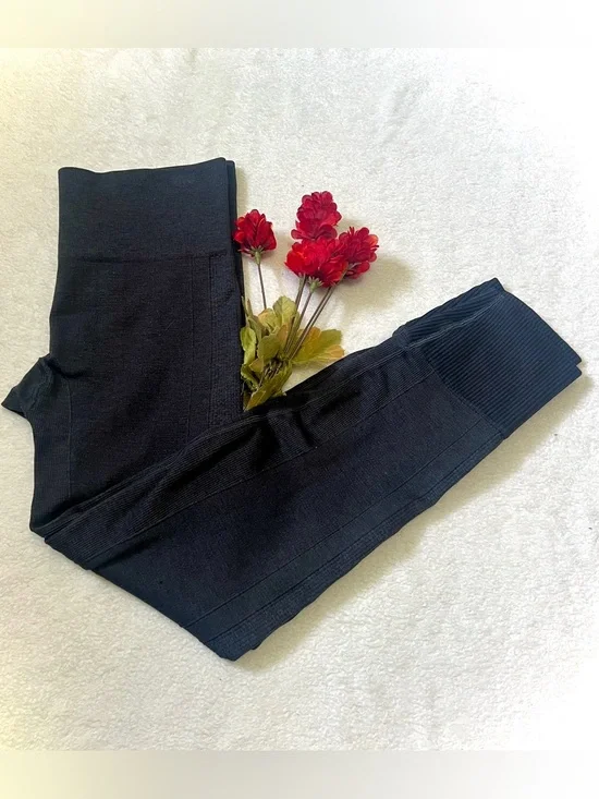 Lululemon Athletica Ebb to Street Seamless Charcoal Leggings - Size 6 (26