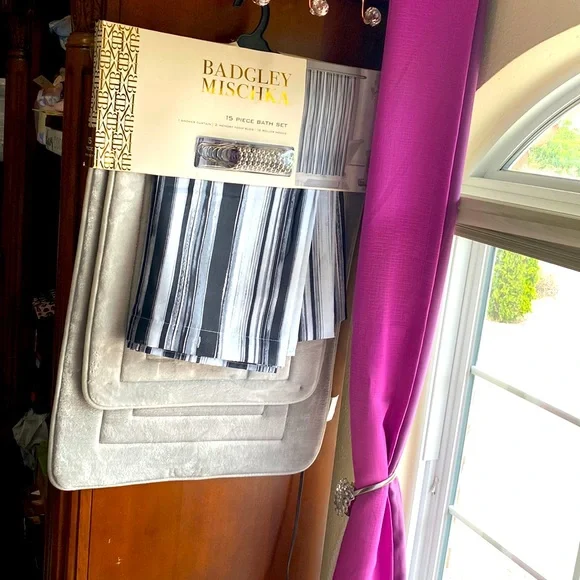 Badgley Mischka bathroom 15 pieces set.