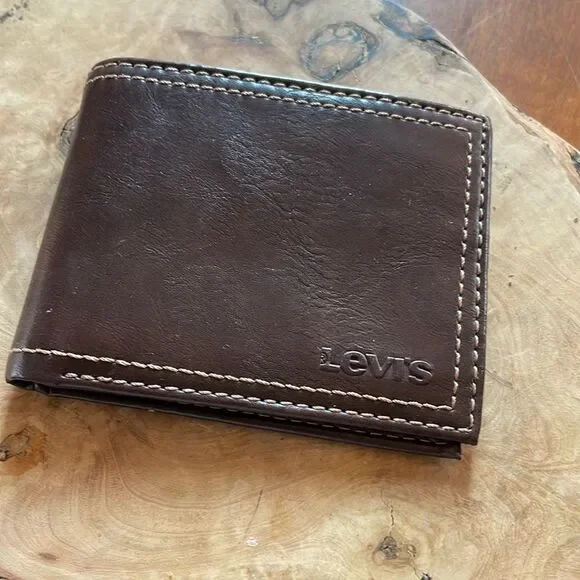 NEW. Levi's Logo Bifold Wallet