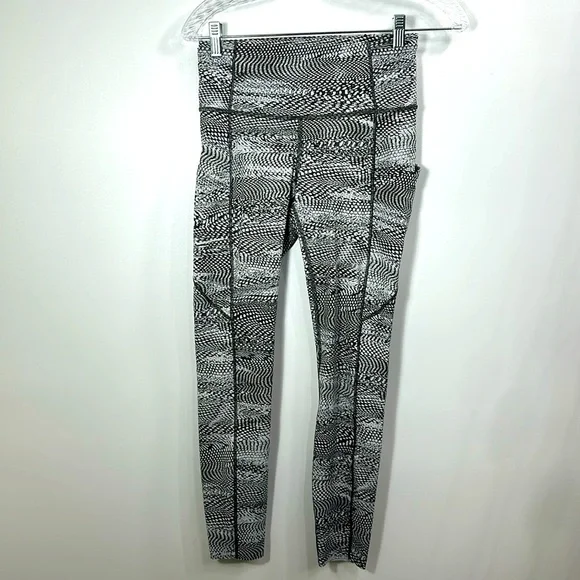 Lululemon Grey And White Snakeskin Print Crop leggings size 6.