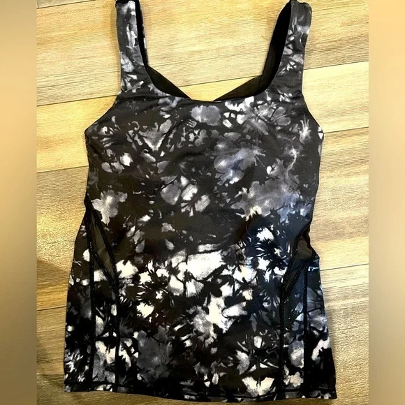 Lululemon‎ Super Cute Top- Very Cute Back
