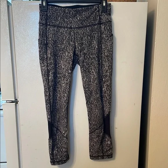 Lululemon Size 4 Black White Crop‎ Leggings Like New
