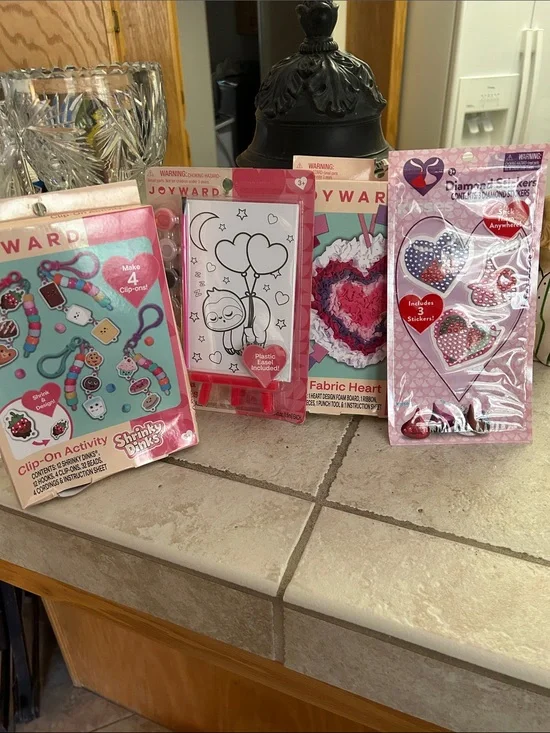 Kiss Pink Heart Craft & Sticker Party Kit Assortment