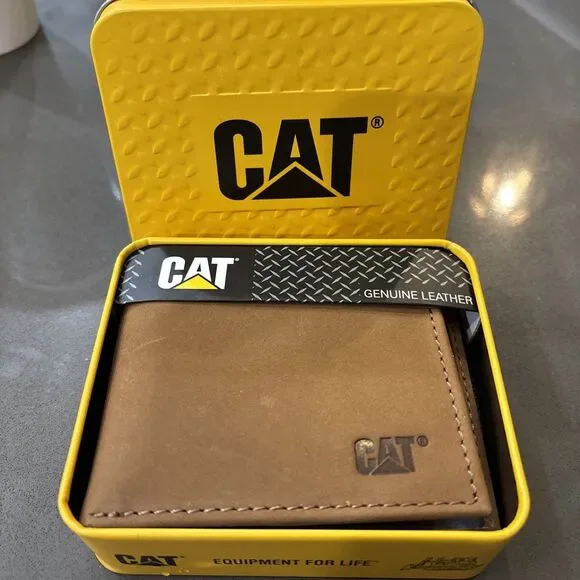 CAT Caterpillar Single BiFold Leather RFID Wallet  Embossed Logo Tan W/ Gift Tin
