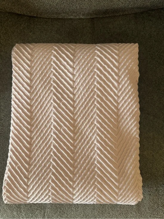 Textured Chevron Quilted Throw Blanket - Pale Pink