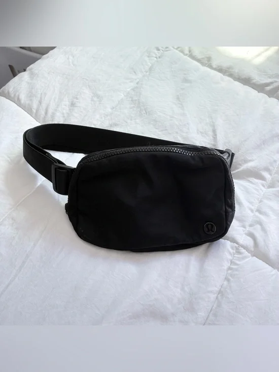 Lululemon black belt bag fanny pack