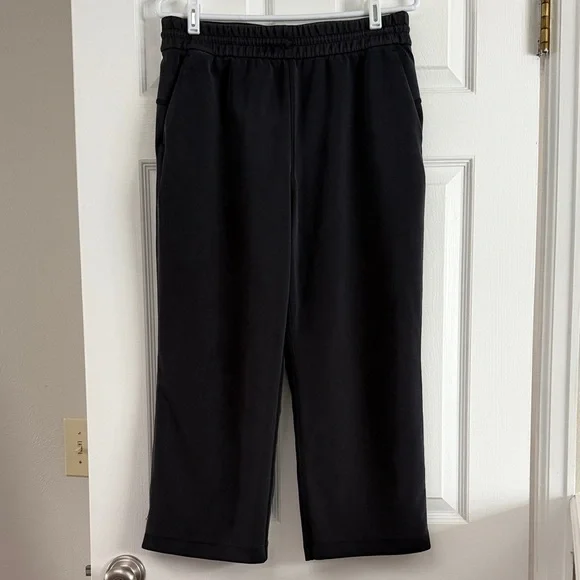 Lululemon size 10 Softstreme High-Rise Straight-Leg Cropped Pant Black