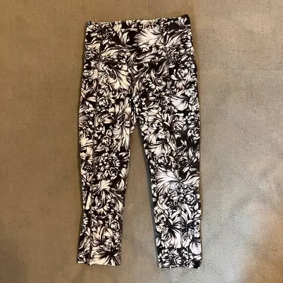 Lululemon High Rise Crop Leggings Sz 4 Black White Floral Pockets Athleisure Gym