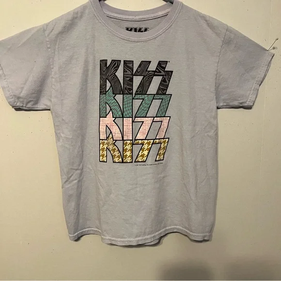 KIZZ graphic gray lavender t-shirt, size junior medium ,100% cotton.
