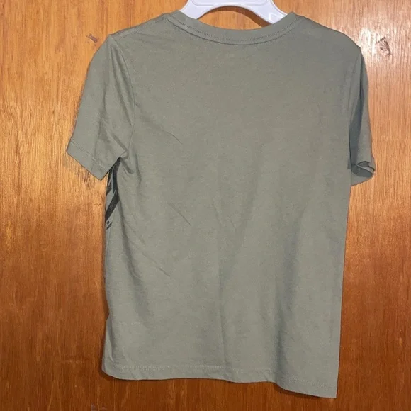 •OLD NAVY•LITTLE BOYS OLIVE GREEN BASKETBALL DINOSAUR T-SHIRT SIZE 8