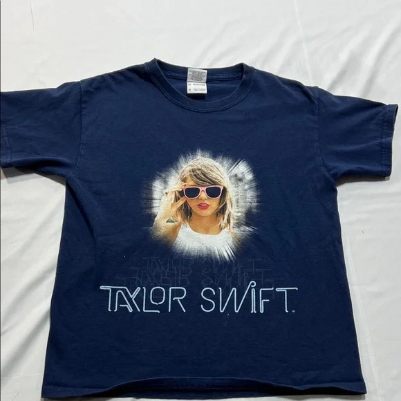 Taylor swift 1989 tour tee youth size M