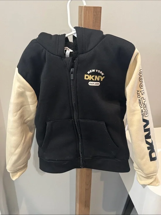 🧸 BNWT BOYS DKNY ZIPPER FLEECE 🧸