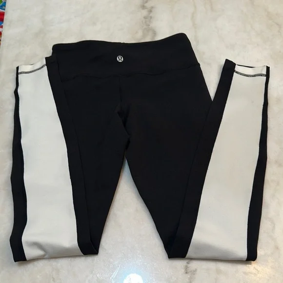 Lululemon Athletica Black and White Leggings Sporty Design‎