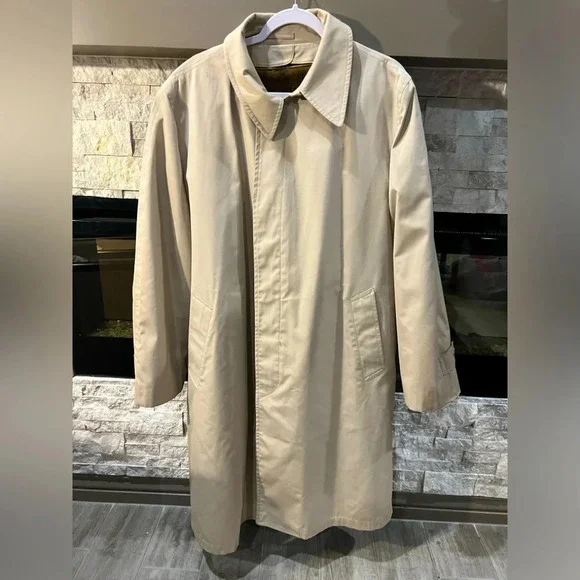 Vintage London Fog Men’s size 44 Long Trench coat, lining that can be removed