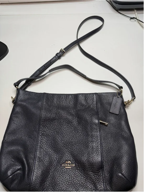 Gorgeous coach navy blue leather shoulder bag with removable Crossbody strap ￼