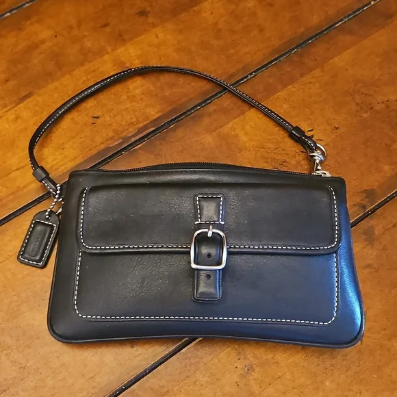 COACH | BLACK LEATHER WRISTLET
