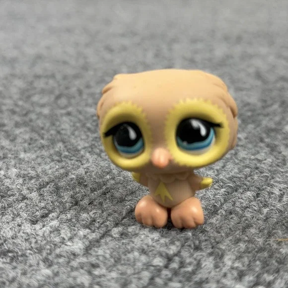 Hasbro Littlest Pet Shop Brown Owl #674 Bird Mini Figure 2007 Blue Eyes LPS Toy