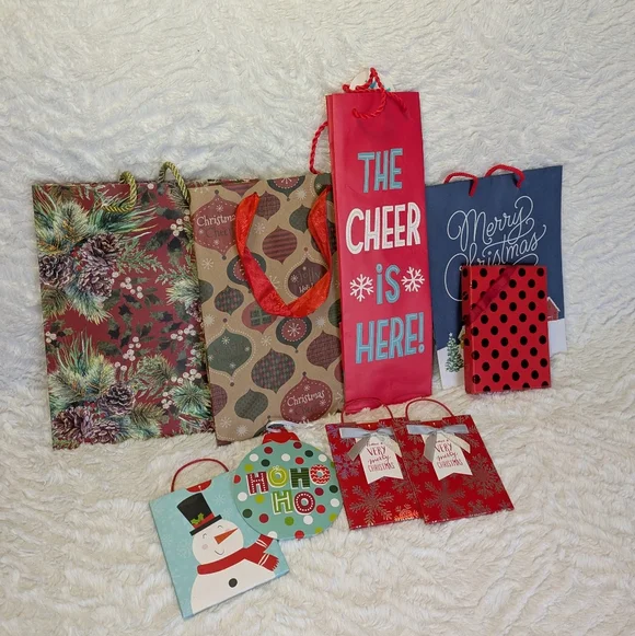 ❤️ Christmas Holiday Gift Bags New And Used 9 Piece lot
