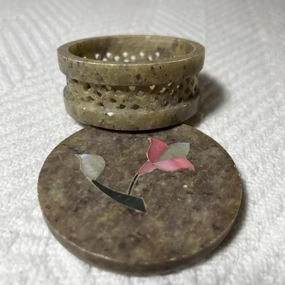 VTG Carved Soapstone Trinket Box ‎ Mother of Pearl Floral Inlay Made In India