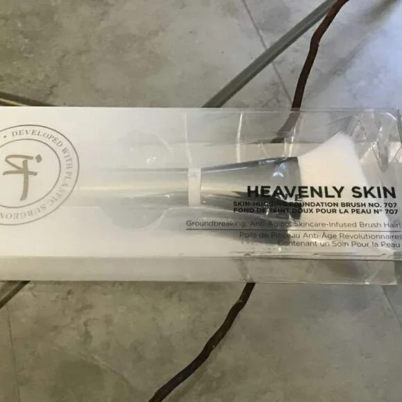 IT COSMETICS Heavenly Skin Skin-Hugging Foundation Brush #707