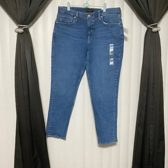Free assembly straight through hip and thigh, slightly tapered leg