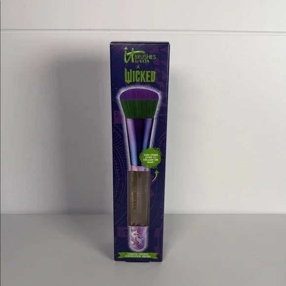 It cosmetics x wicked limited edition foundation brush NEW and sealed