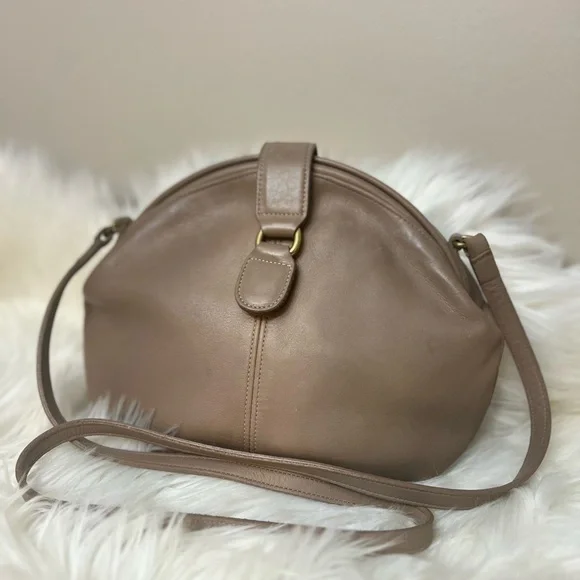 Vintage Coach Laurel Clam Shell