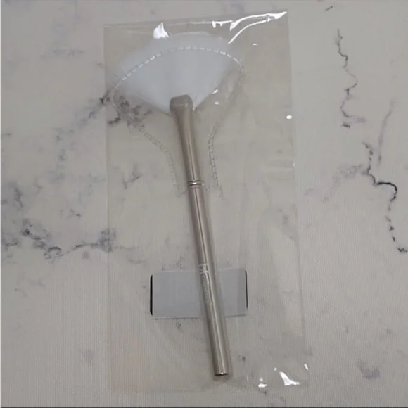 IT COSMETICS FAN BRUSH
