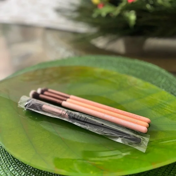 LUXIE Peach and Black Brush Collection