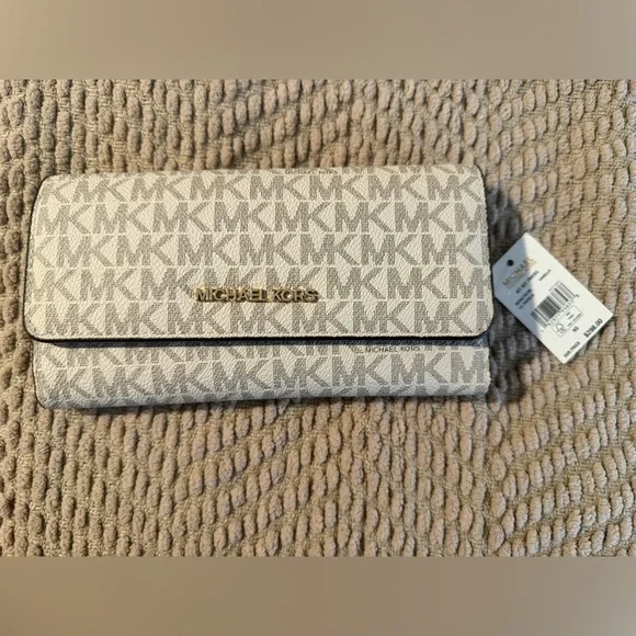 NWT Michael Kors Jet Set Large Logo Trifold Wallet in Vanilla