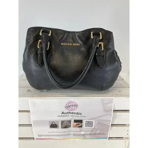 MICHAEL KORS, MEDIUM SIZE BLACK PEBBLED LEATHER HANDBAG