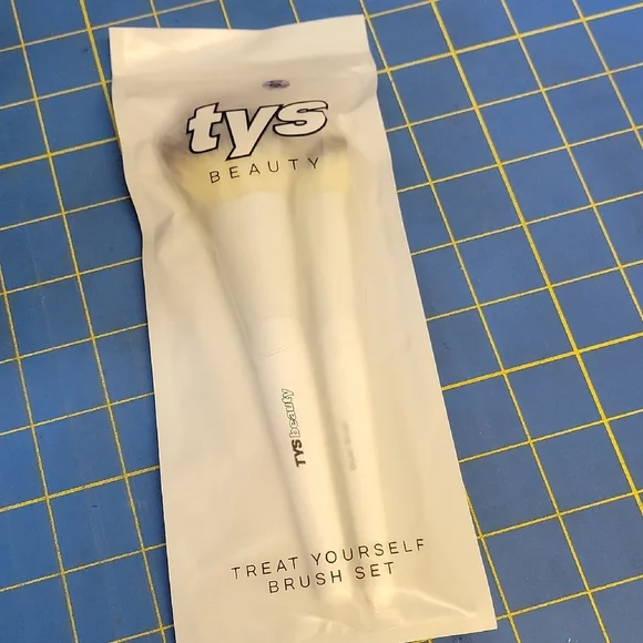 TYS Beauty Powder & Blush Essential Face Brushes Set of 2 New In Package