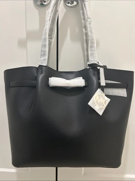 Michael Kors (NWT) Carson Large Pebbled Leather Tote Bag