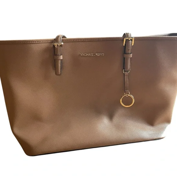 Michael Kors Jet Set Medium Saffiano Leather Top-Zip Tote Bag – Tan‎