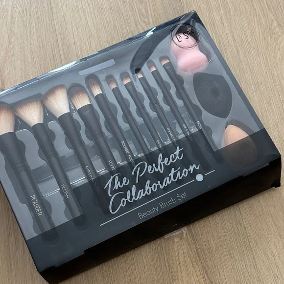 NWT La Soie Beauty Brush Set