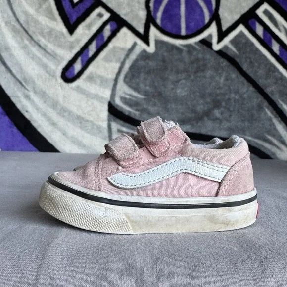 Size 4c - Vans Baby Girl's Old Skool V (Infant/Toddler) Powder Pink/True White