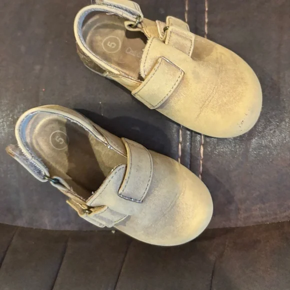 10/$20🔥Kids Tan Shoes‎ Cat & Jack  /toddler