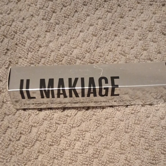 IL MAKIAGE Silver Concealer for Flawless Coverage