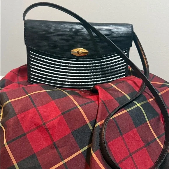 Louis Vuitton Authenticated Rare Vintage Black Epi Leather Tilsitt Shoulder Bag