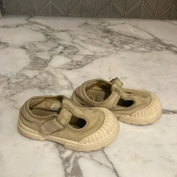 $13 ADD ON Zara Baby Cream Strap Velcro Sneakers 5.5c h&m vans‎ converse adidas